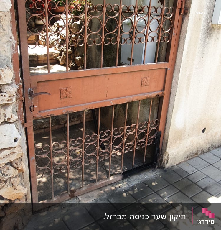 שער מתכת חום עם עיטורים מעוגלים